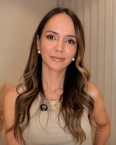 Dra. Mirele Fadel no consultório